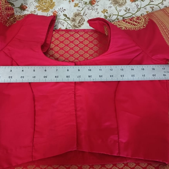 Beautiful wedding Banarasi silk saree with Blouse - Picture 12 of 14